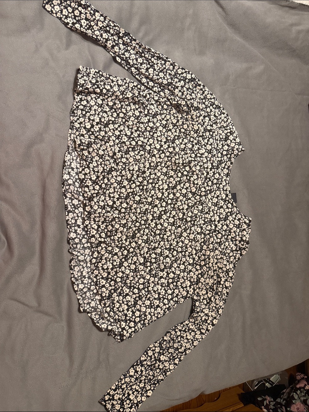 GAP Black and White flowy top